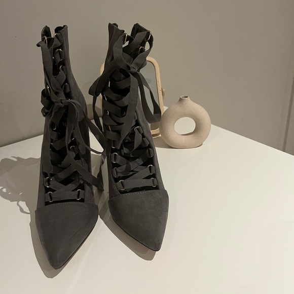 SIZE 7.5 SUEDE HEELS - Picture 2 of 6